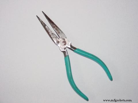 家庭用電子工作ラボの構築：ツール、作業エリア、消耗品