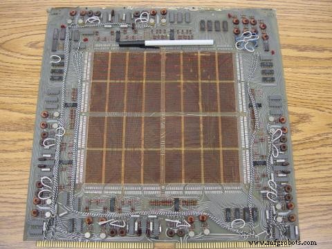 初期非メカニカルメモリ技術:遅延線からコアメモリまで