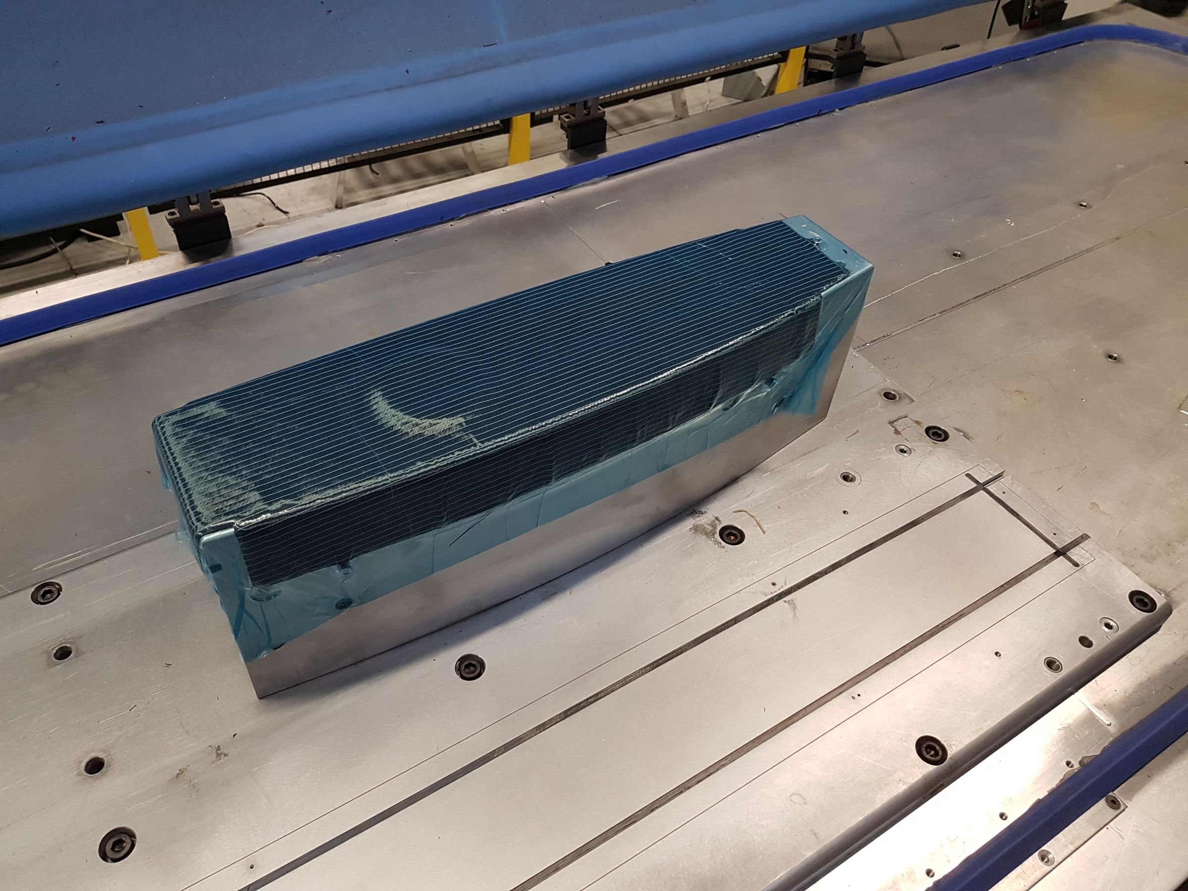 圧縮RTM：次世代航空機複合材構造部品の生産を前進