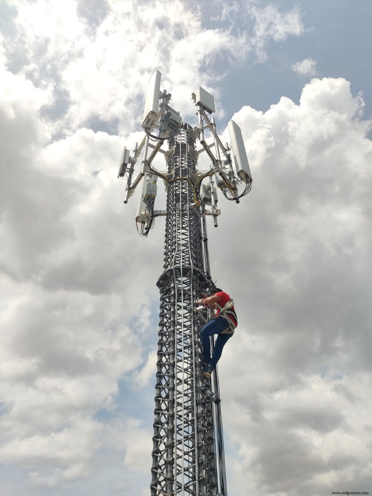 IsoTrussカーボンファイバータワー、世界の5G展開を推進