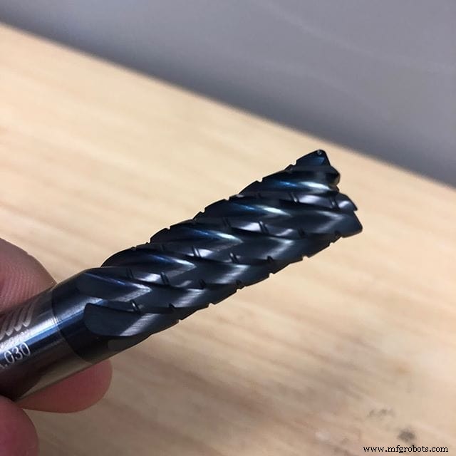 チップブレーカー付きエンドミルで粗加工効率を向上
