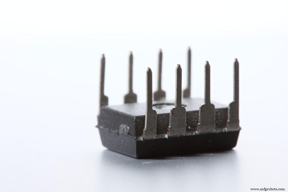 LM358オペアンプ完全ガイド：ピン配置・特徴・単電源/双電源・応用回路例