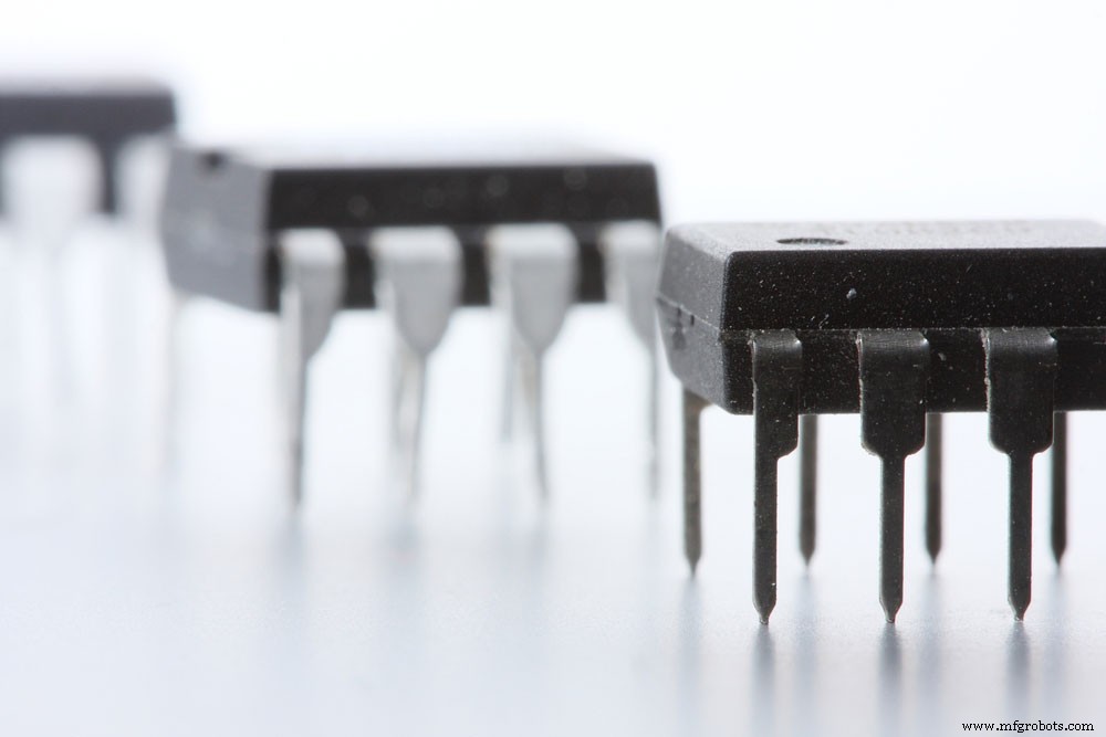 LM358オペアンプ完全ガイド：ピン配置・特徴・単電源/双電源・応用回路例