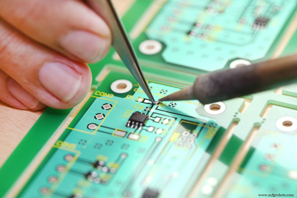 PCBスロット:精密電子組み立てのための信頼性・効率的な部品固定