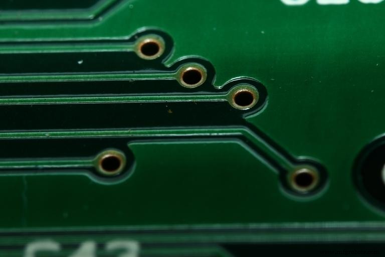 PCBクロストーク完全解説：原因、影響、効果的な対策