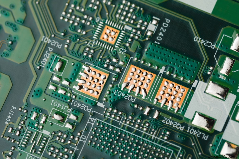 PCBクロストーク完全解説：原因、影響、効果的な対策