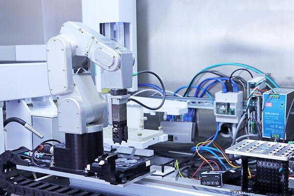 太陽電池研究を革新：モントリオール大学の自動化スマートラボ