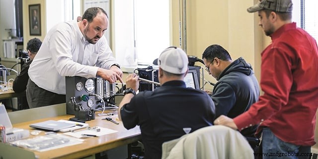 製造業のスキルギャップを埋める：熟練した労働力を構築する
