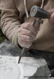 フラットノミ（平ノミ）完全ガイド：構造、用途別使い分け（石材・金属・木工）、コールドチゼルとしての活用