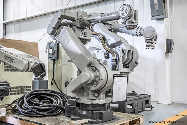 Motoman EH80-A：高速・高精度・汎用マテリアルハンドリングロボット